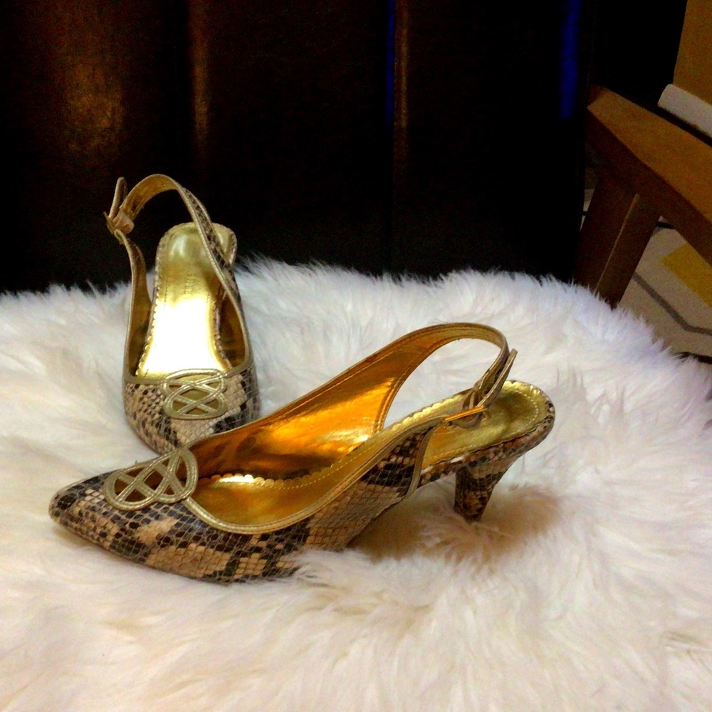 Sling back pump